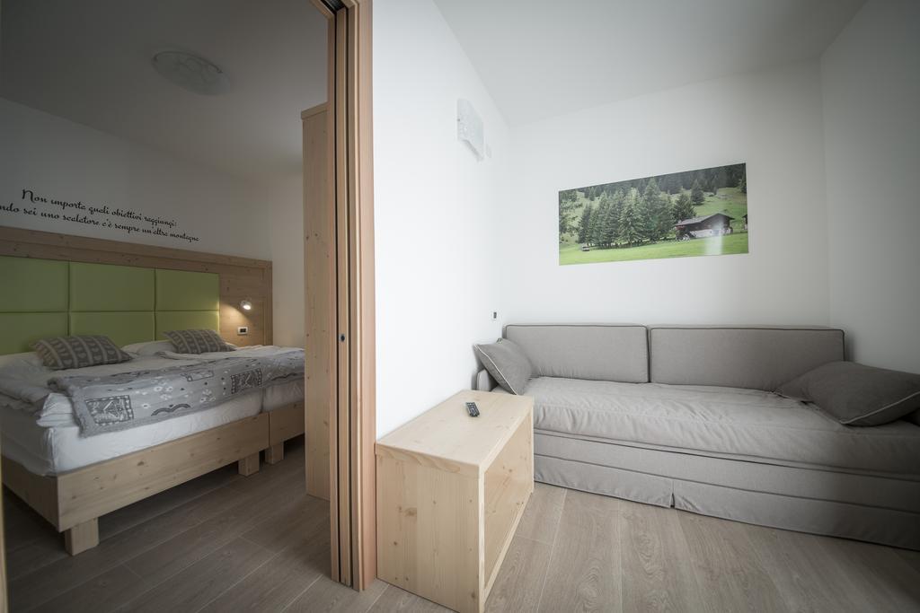 Aparthotel Dolomites Living&Relax Commezzadura Zimmer foto