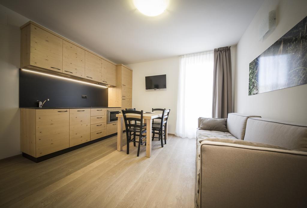 Aparthotel Dolomites Living&Relax Commezzadura Zimmer foto